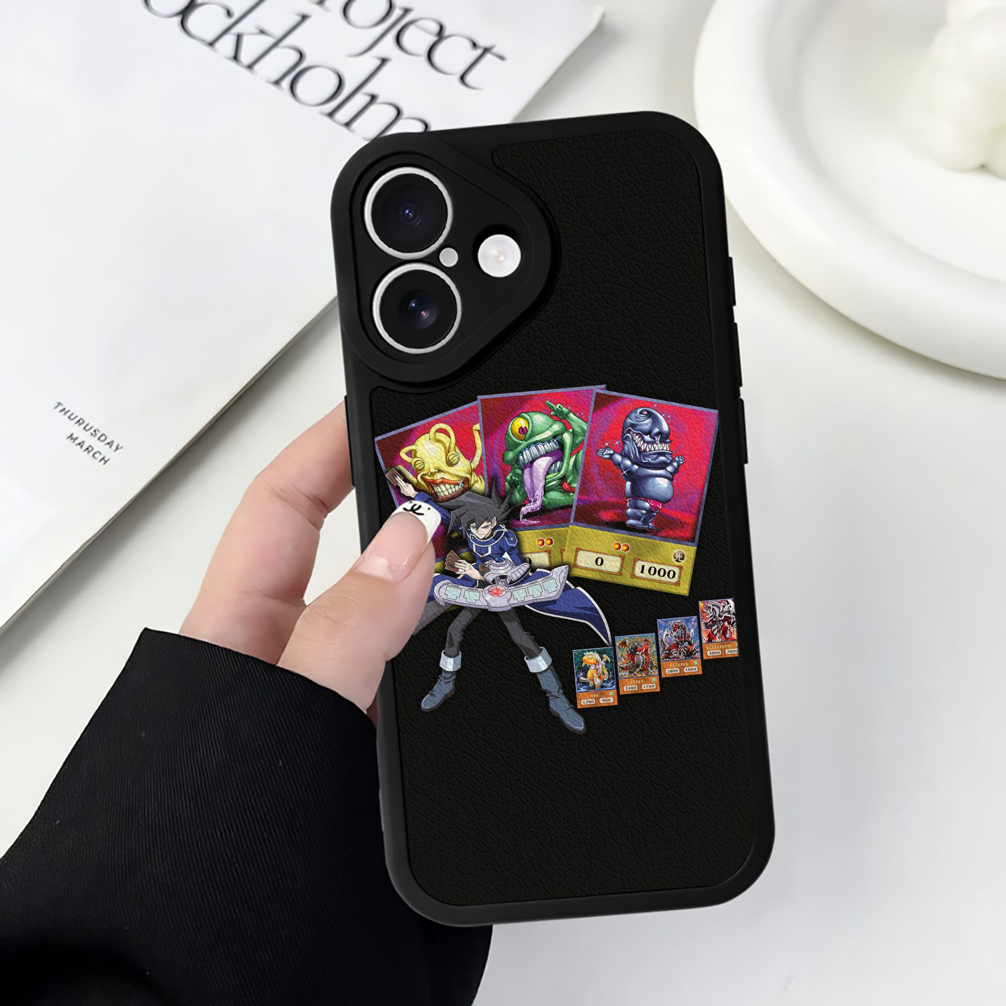（画像用） 遊☆戯☆王 Yu-Gi-Oh! 【iPhone 16シリーズ対応】シリコンスマホケース（レザー調） 材質：シリコン